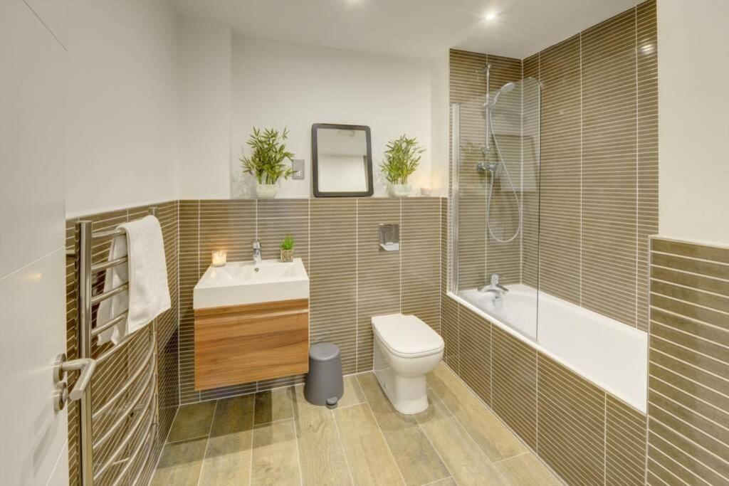 Modern & Stylish 2Br Apartment - Queens House Ковентри Экстерьер фото