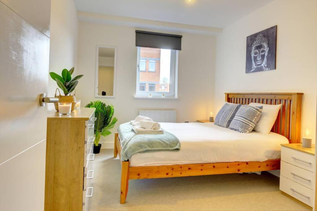 Modern & Stylish 2Br Apartment - Queens House Ковентри Экстерьер фото