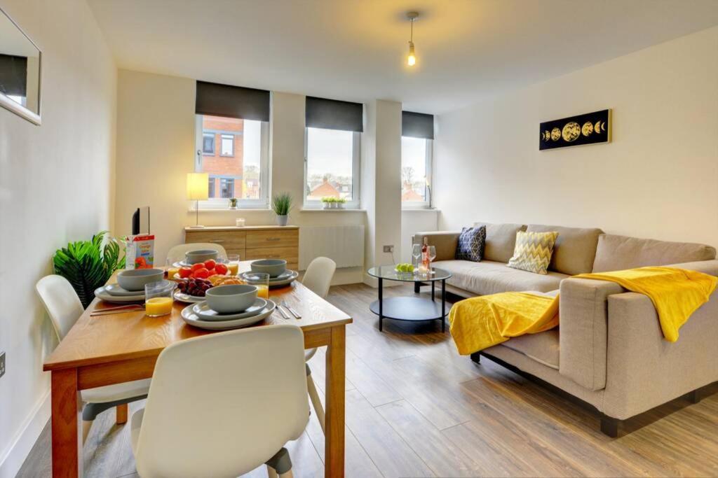 Modern & Stylish 2Br Apartment - Queens House Ковентри Экстерьер фото
