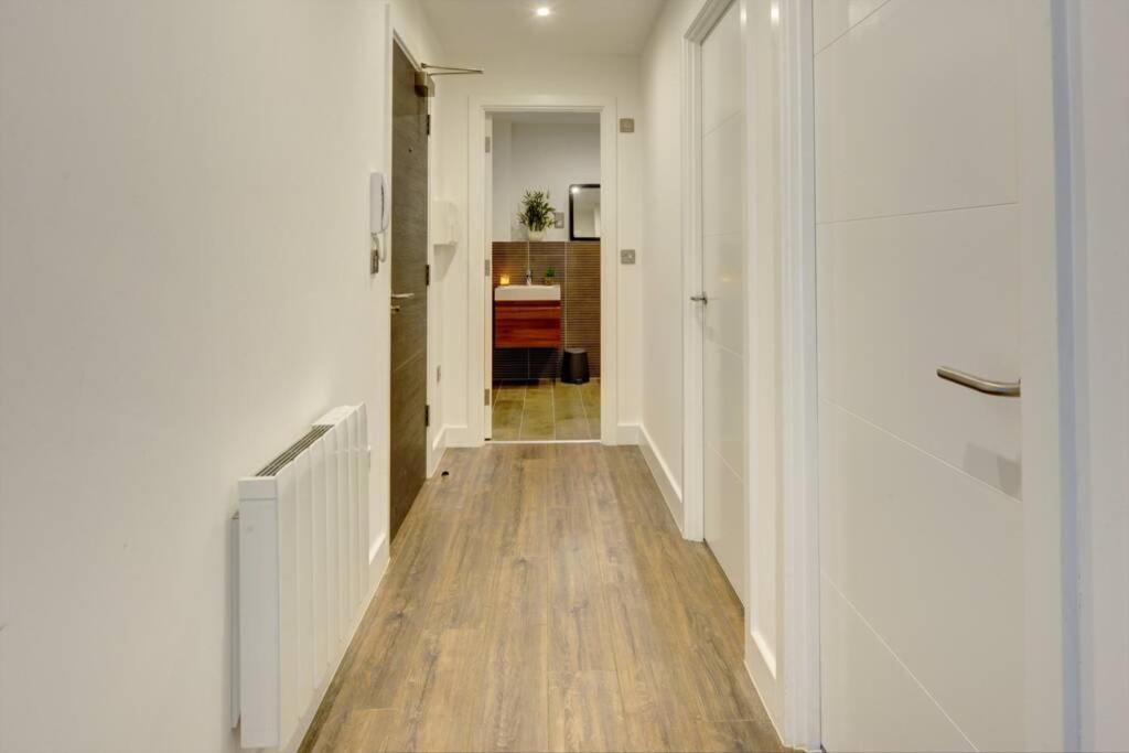 Modern & Stylish 2Br Apartment - Queens House Ковентри Экстерьер фото