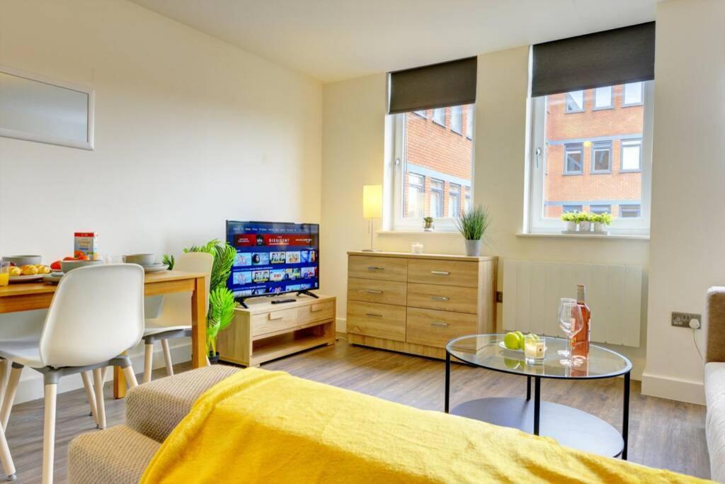Modern & Stylish 2Br Apartment - Queens House Ковентри Экстерьер фото