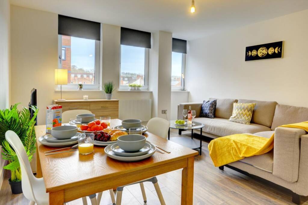 Modern & Stylish 2Br Apartment - Queens House Ковентри Экстерьер фото