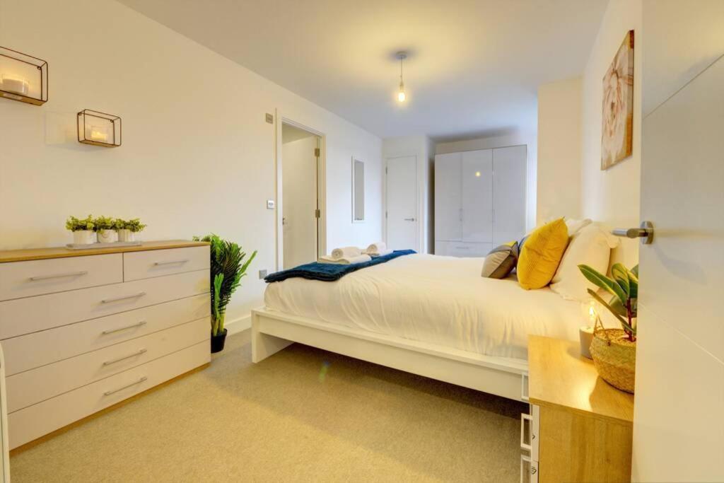 Modern & Stylish 2Br Apartment - Queens House Ковентри Экстерьер фото