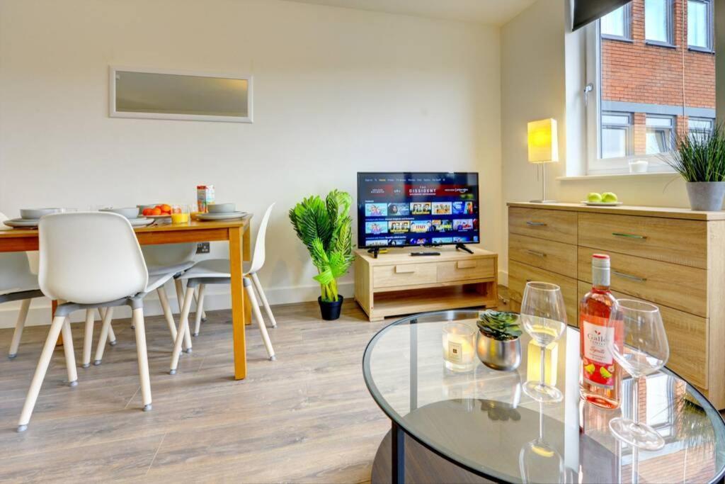Modern & Stylish 2Br Apartment - Queens House Ковентри Экстерьер фото